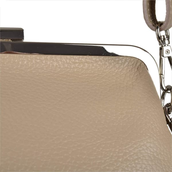 Beige damhandväska i naturläder med spänne