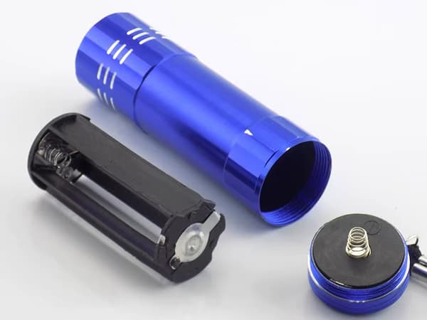 Lille LED-lommelygte med 9 coolpack-dioder