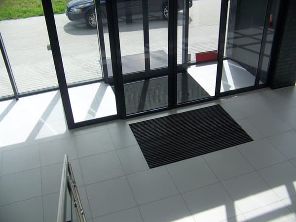 Dørmåtte i aluminium, tekstil, C12, SORT, 90x60