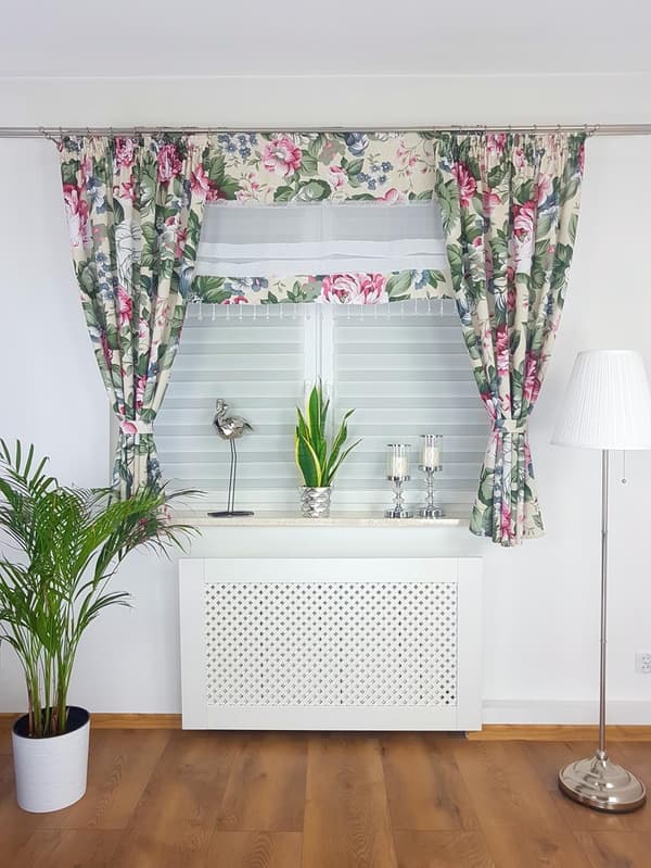 Færdig gardin med panel - dekorativt sæt