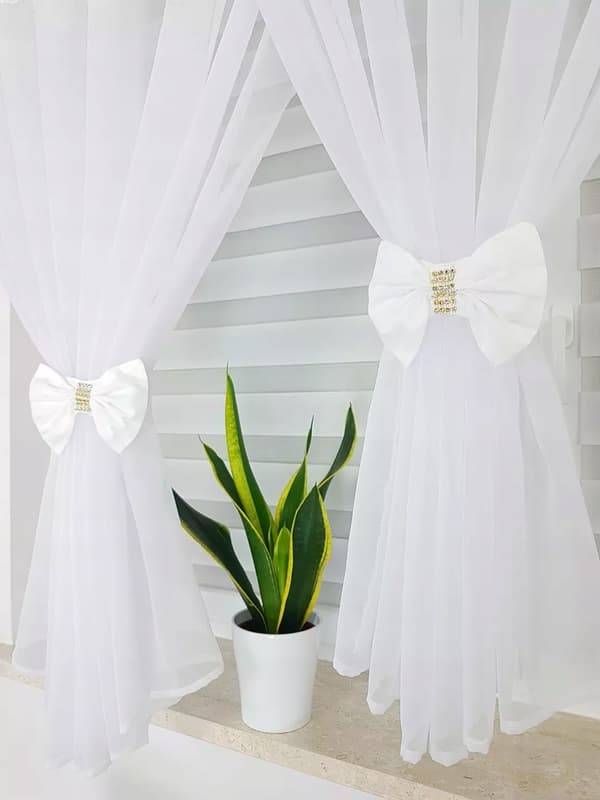 Broderad gardin dekorerad med charmiga rosetter - vit
