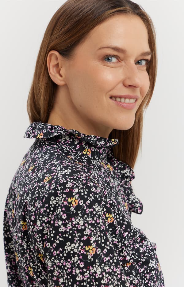Blommig skjorta med volanger 36