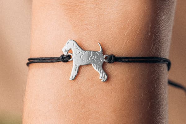 Sølv Fox Terrier Hundearmbånd med Sort Snor