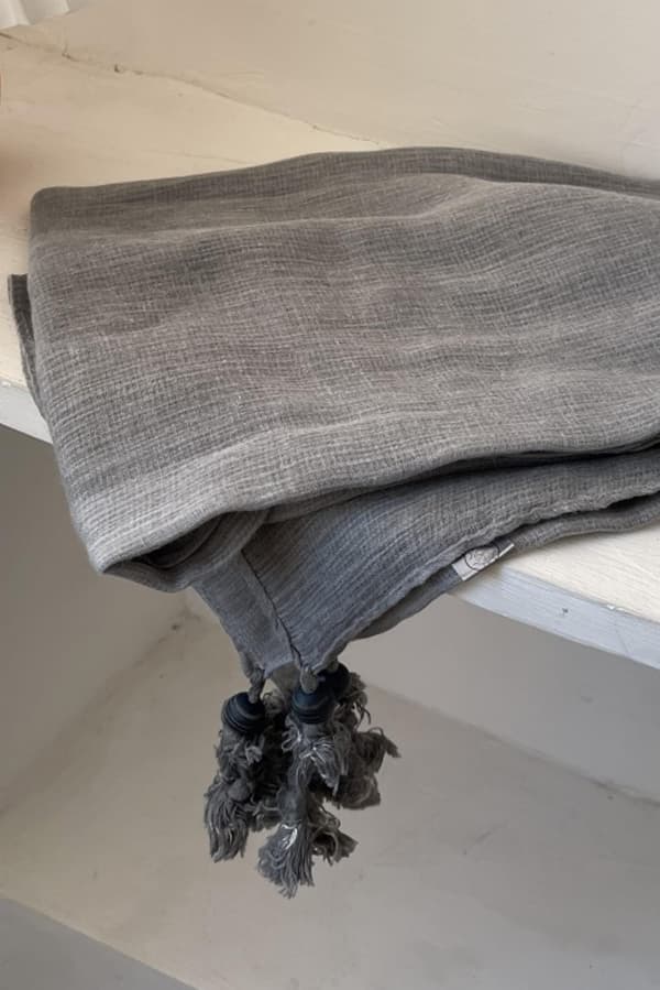 Grå halsduk med fransar 180x80 - bomull med polyester