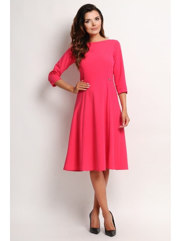 Elegant utsvängd midiklänning med båtringning och ¾ ärmar, rosa M