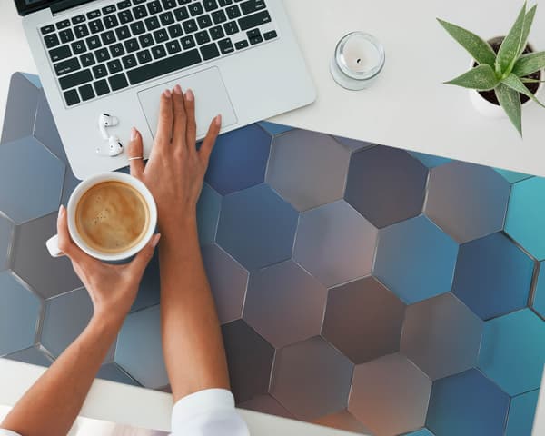 Glidsikker skrivebordunderlag med hexagonal hældning 100x50 cm