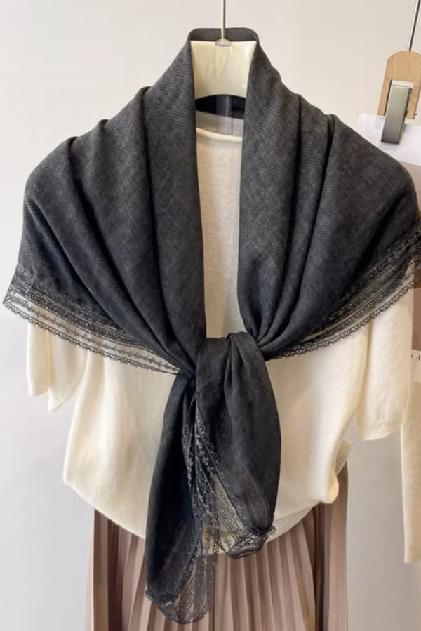 Sort tørklæde med blonder - 100x100 cm, bomuld med polyester