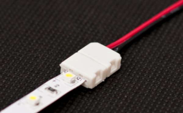 CLICK-8A: enkeltsidet stik til 8 mm tape med kabel