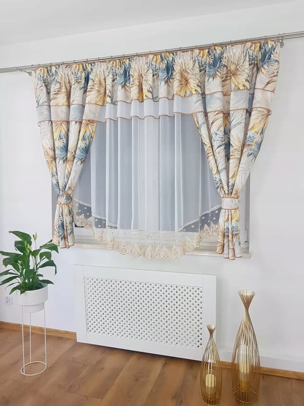 Færdig gardin med draperier og broderi - brun