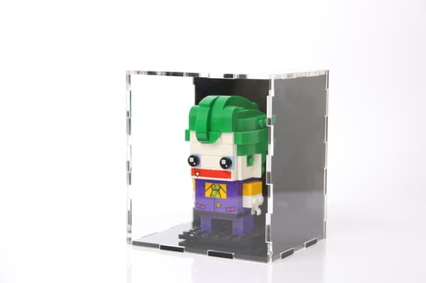 Lego Brickheadz -vitriini, suojaa pölyltä ja UV-säteilyltä, musta tausta