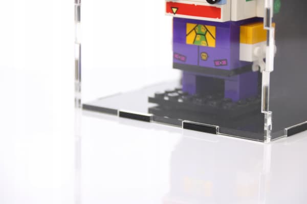 Lego Brickheadz -vitriini, suojaa pölyltä ja UV-säteilyltä, musta tausta