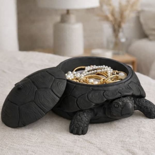 En elegant skildpaddeformet smykkeskrin i sort