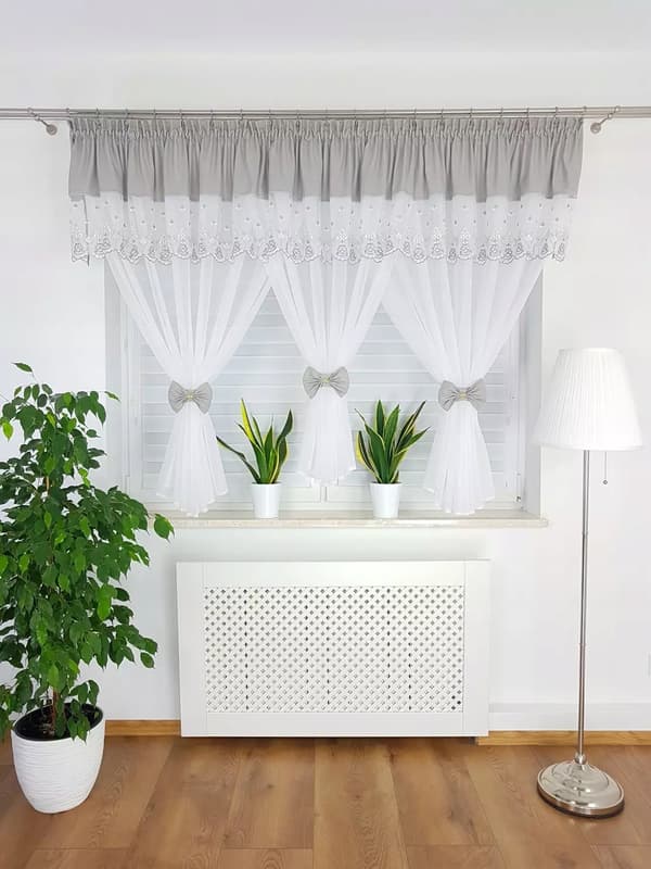 Broderad gardin dekorerad med rosetter - ljusgrå