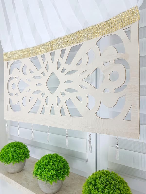 Dekorativ panel med gardiner - beige