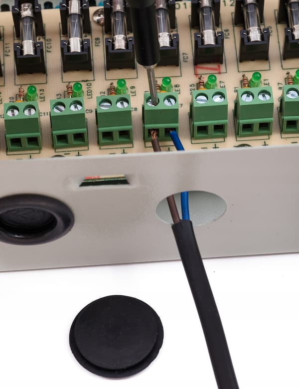 CCTV-VIRTALÄHDE 12V 15A MAX 9 KAMERAA VALVONTAAN