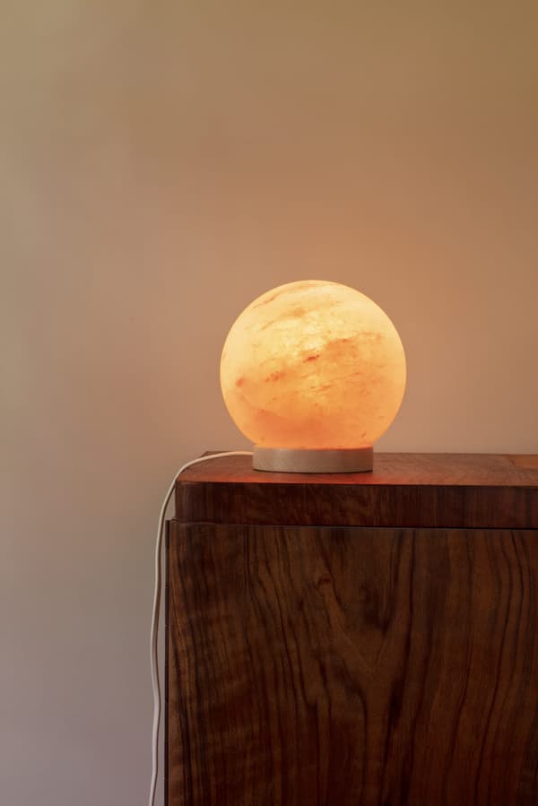 Saltlampe - kugle med stativ