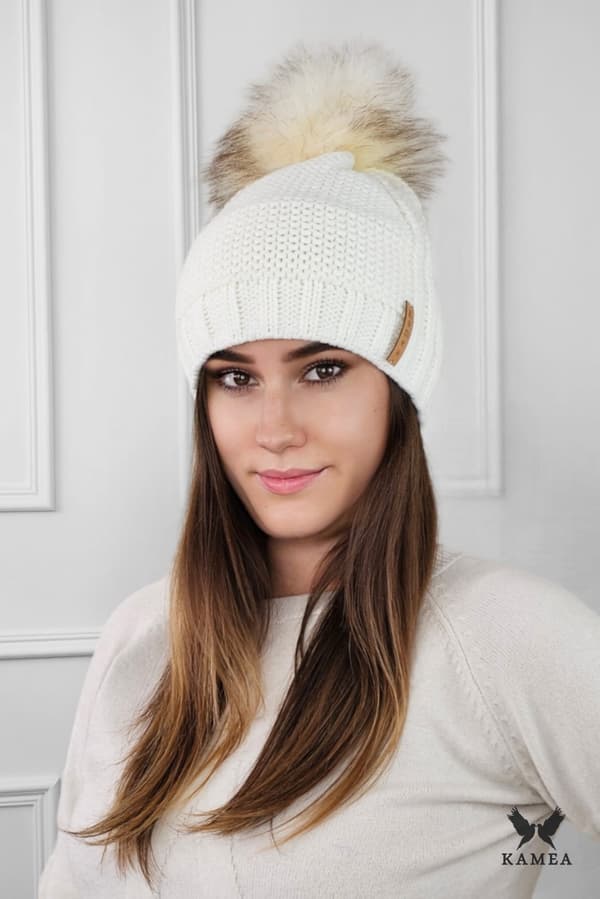 FIONA vintermössa i fleece med pompom, krämfärgad och vit