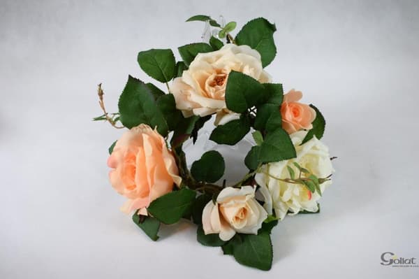 Romantisk krans av beige rosor, diameter 20 cm
