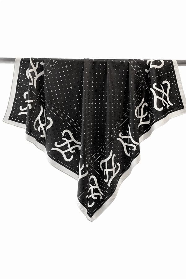 Sort tørklæde med cremefarvet monogram 90x90 - elegant og udtryksfuldt