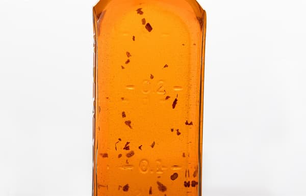 Set med 2 0,3l olje-/vinägerflaskor i korg / Kilner