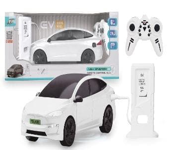 RC-auto latausasemalla, valkoinen