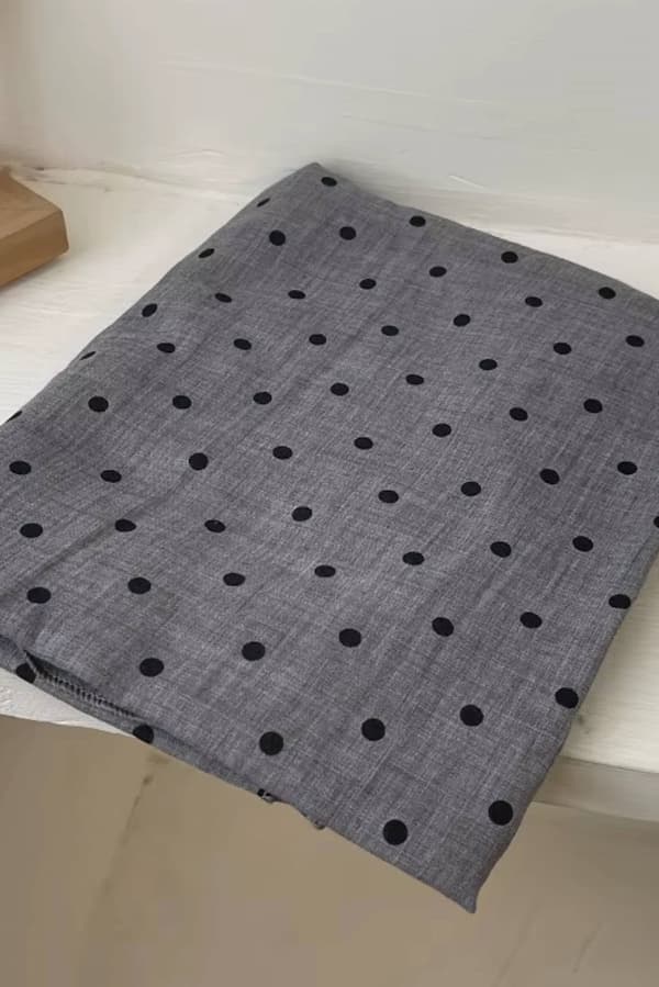 Gråt tørklæde med sorte prikker - 180x90 cm, bomuld og polyester
