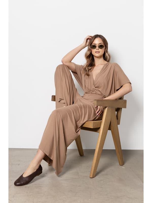 Beige formell jumpsuit med vida ben S