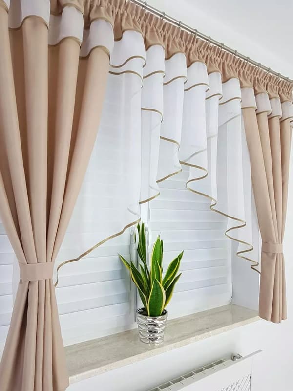 Färdig gardin med ljusbruna draperier