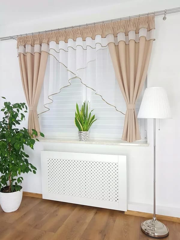 Färdig gardin med ljusbruna draperier