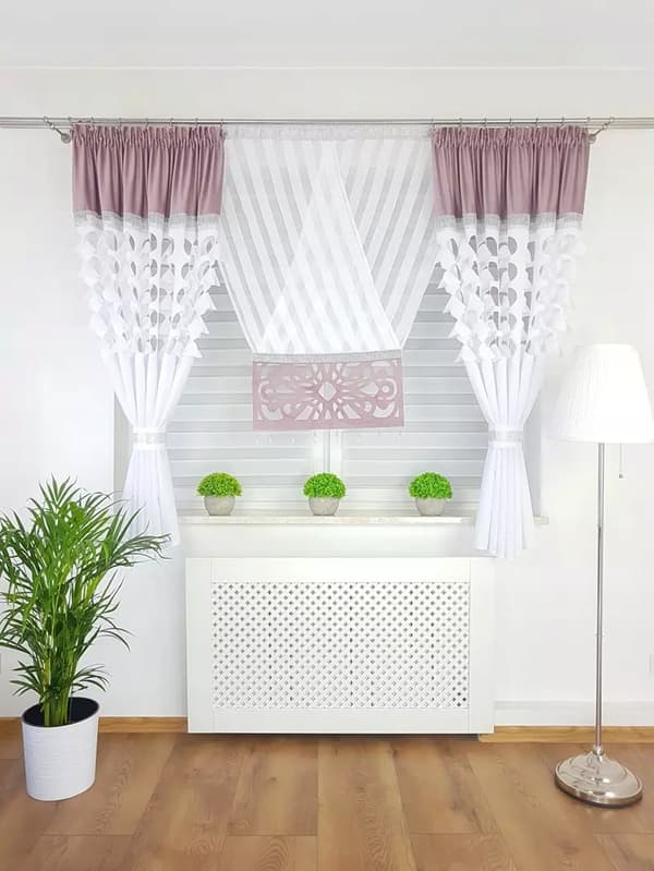 Dekorativ panel med pastellrosa gardiner