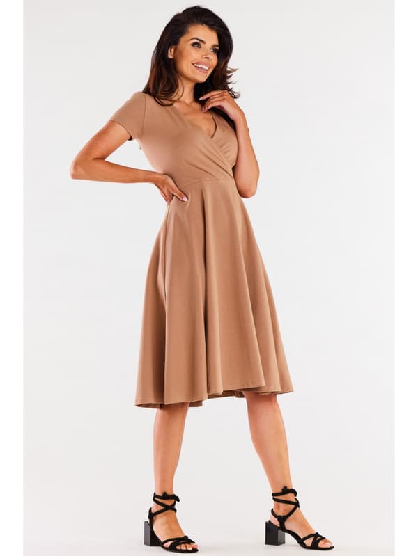 Utsvängd klänning med kuvertringning och korta ärmar, beige M
