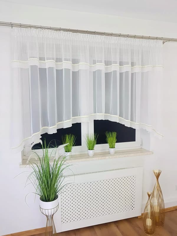 Färdig gardin med pärlor och volanger