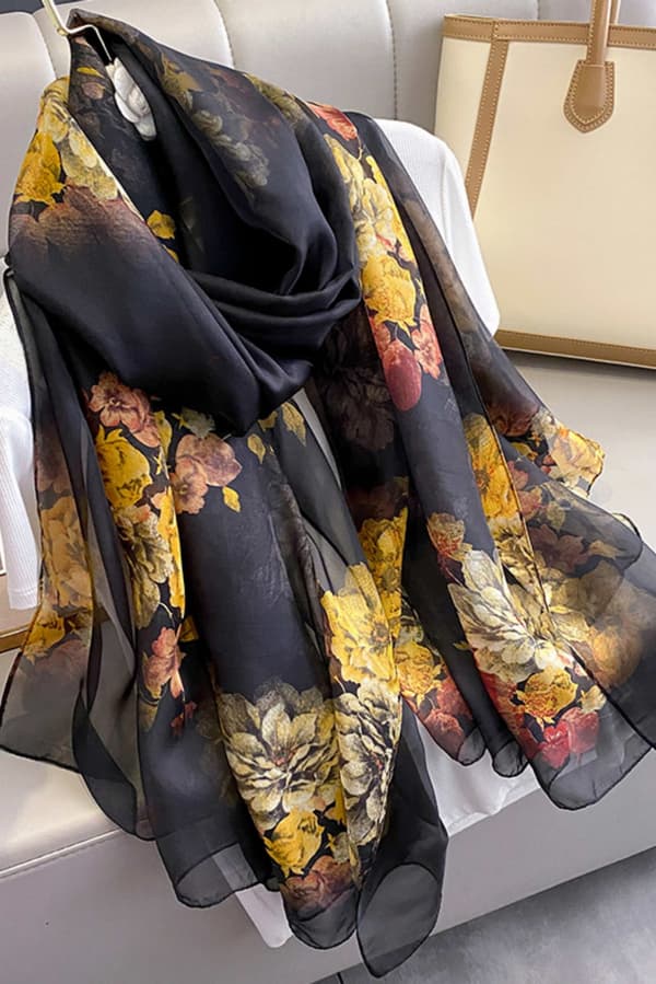 Sort tørklæde med blomster i efterårsfarver - let og elegant