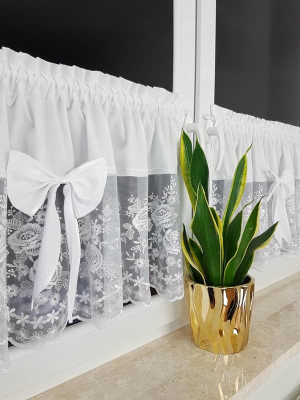 Köksgardiner med broderade rosor, set