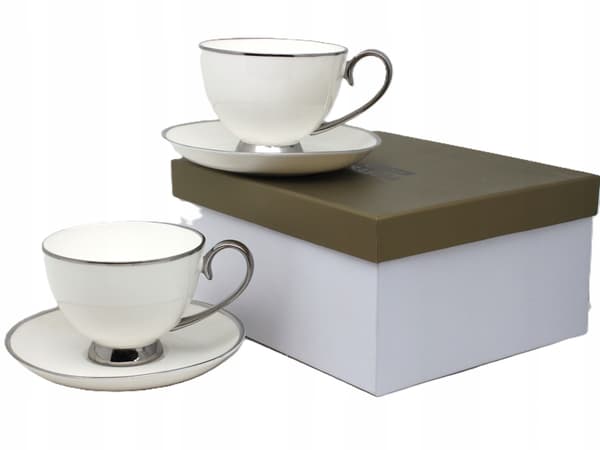 Set med 2 vita porslinskoppar med silverdetaljer som present