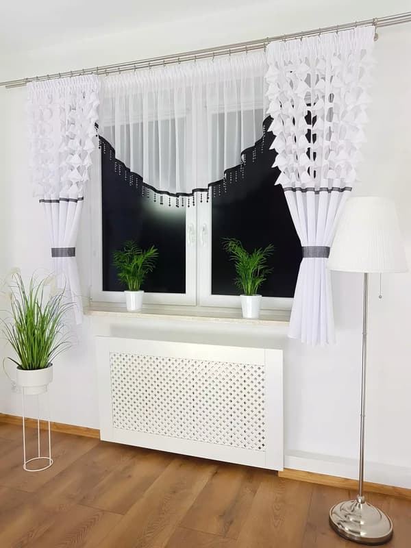 Fönsterset med panel, färdig gardin