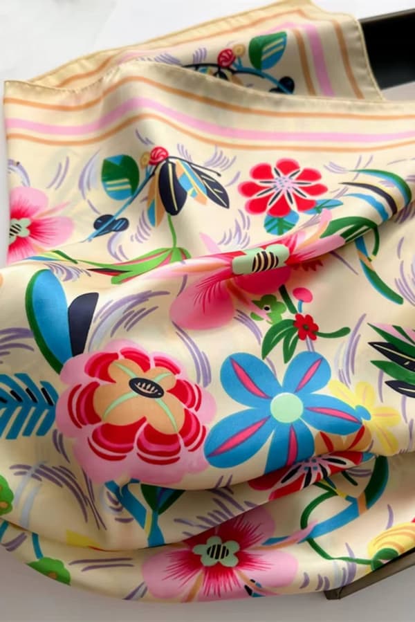 Satintørklæde 70x70 cm - blomster på en lys baggrund