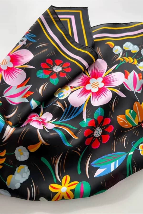 Satintørklæde 70x70 cm - blomster på sort baggrund