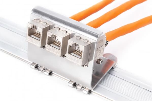 Keystone DIN-kiskoadapteri kolmelle Keystone-moduulille