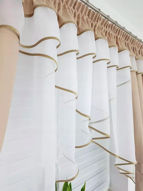 Färdig gardin med ljusbruna draperier