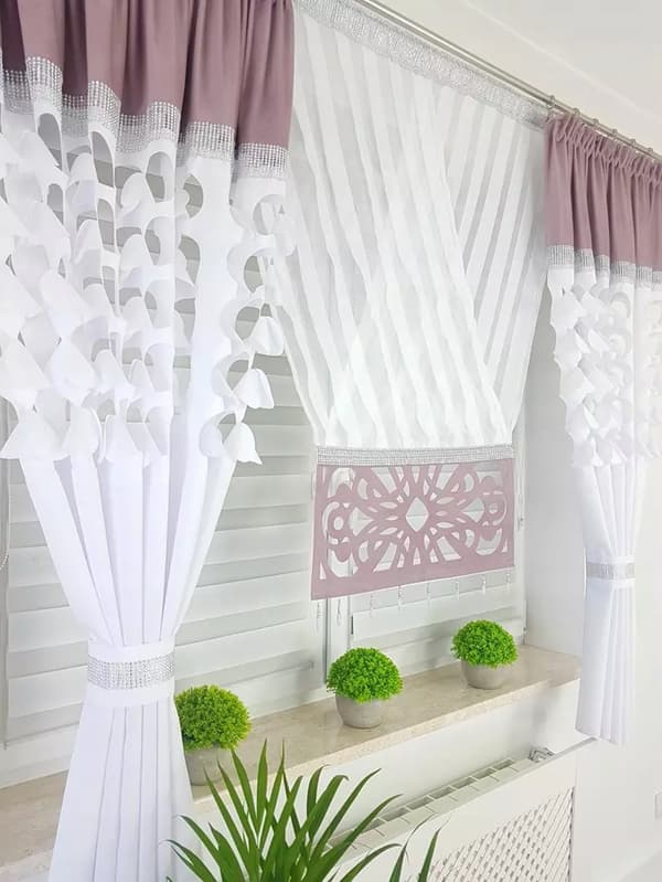 Dekorativt panel med pastelrosa gardiner