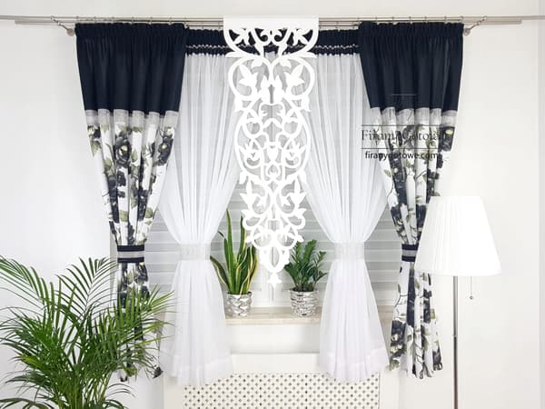 Et moderne sæt gardiner, draperinger og et åbent panel - sort