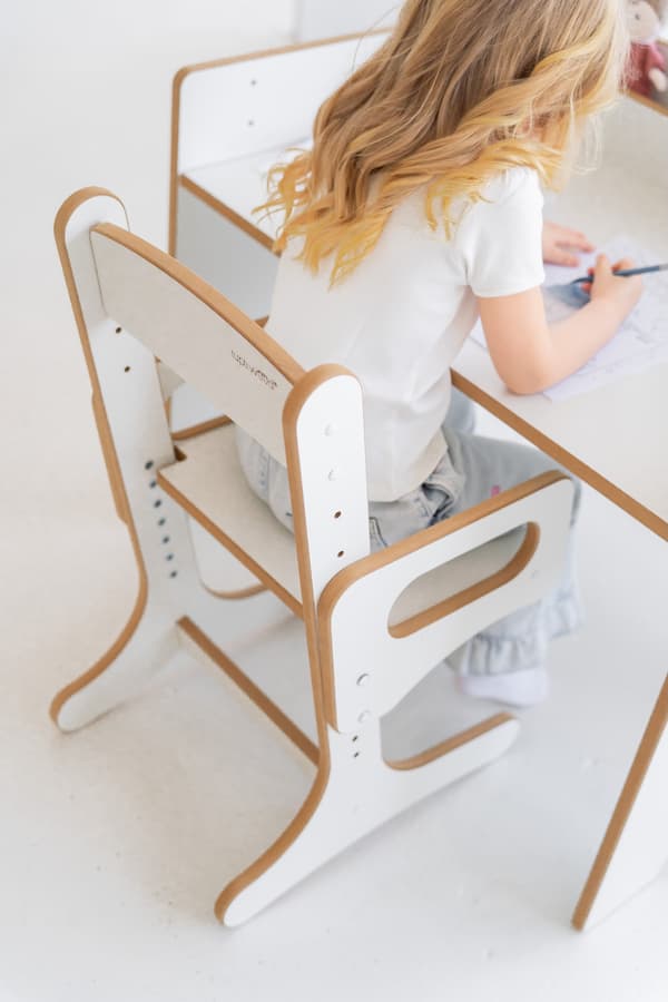 JUSTERBART skrivebord og stol