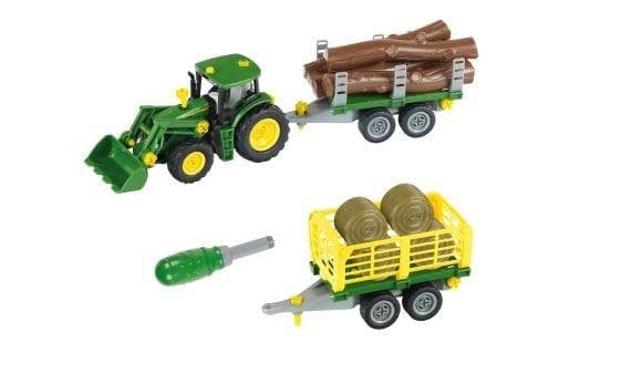 John Deere traktor för vändning med 2 släpvagnar