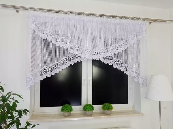 Dobbeltskiktet netgardin pyntet med guipyrespids