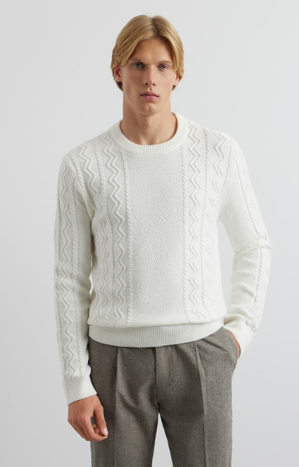 Kabelstrikket sweater med rund hals M