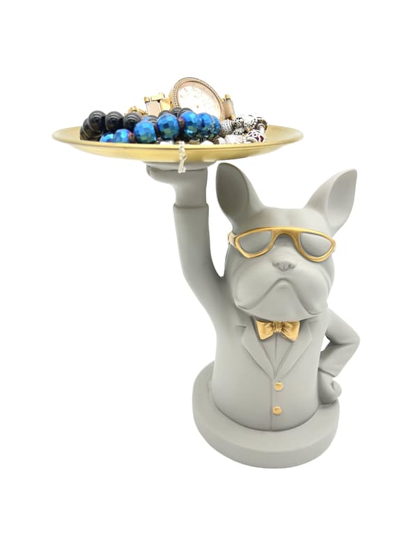TJENER I EN GRÅ BULLDOG