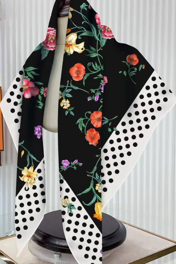 Sort blomstertørklæde til kvinder 70x70 - silkeagtig med geometrisk ramme