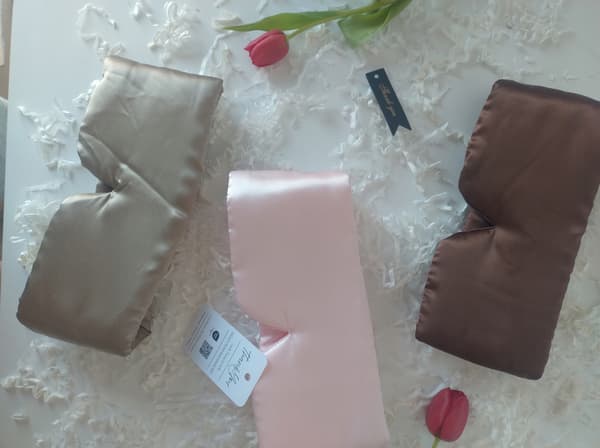Justerbar ögonmask i mullbärssilke 6A rosa