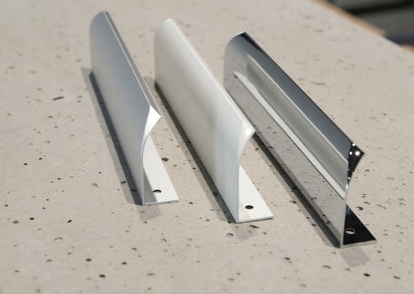 Møbelgreb hvid ALU 56 cm let og holdbart til skabe UA02
